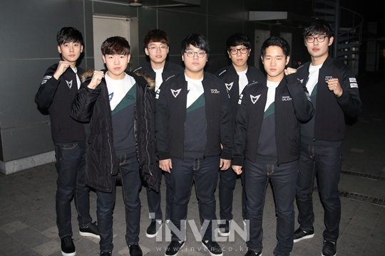 WINGUARDlAN's tweet photo. History of Samsung #4 - #GOODBYESAMSUNG
Samsung restructured their roster for the upcoming 2016 season. CuVee, Wraith and Crown remained whilst Helper, CoreJJ, Stitch and legendary veteran player Ambition joined the Samsung line up for 2016 Spring. CoreJJ and Stitch still ADC. https://t.co/T7cGw6AOkC