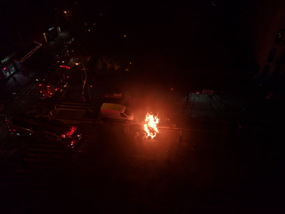 SJFee's tweet photo. @TomKaminskiWCBS car fire on 1st @ 70th, all lanes blocked, still active https://t.co/LUTNIX7X51