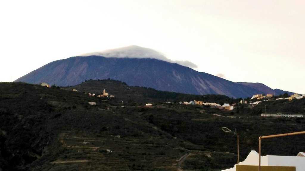 Mira que ha cambiando de gorro #elteide este otoño, pero nada...que no hay manera que caiga una gota... #Tenerife #memuerodecalor #venamiinvierno