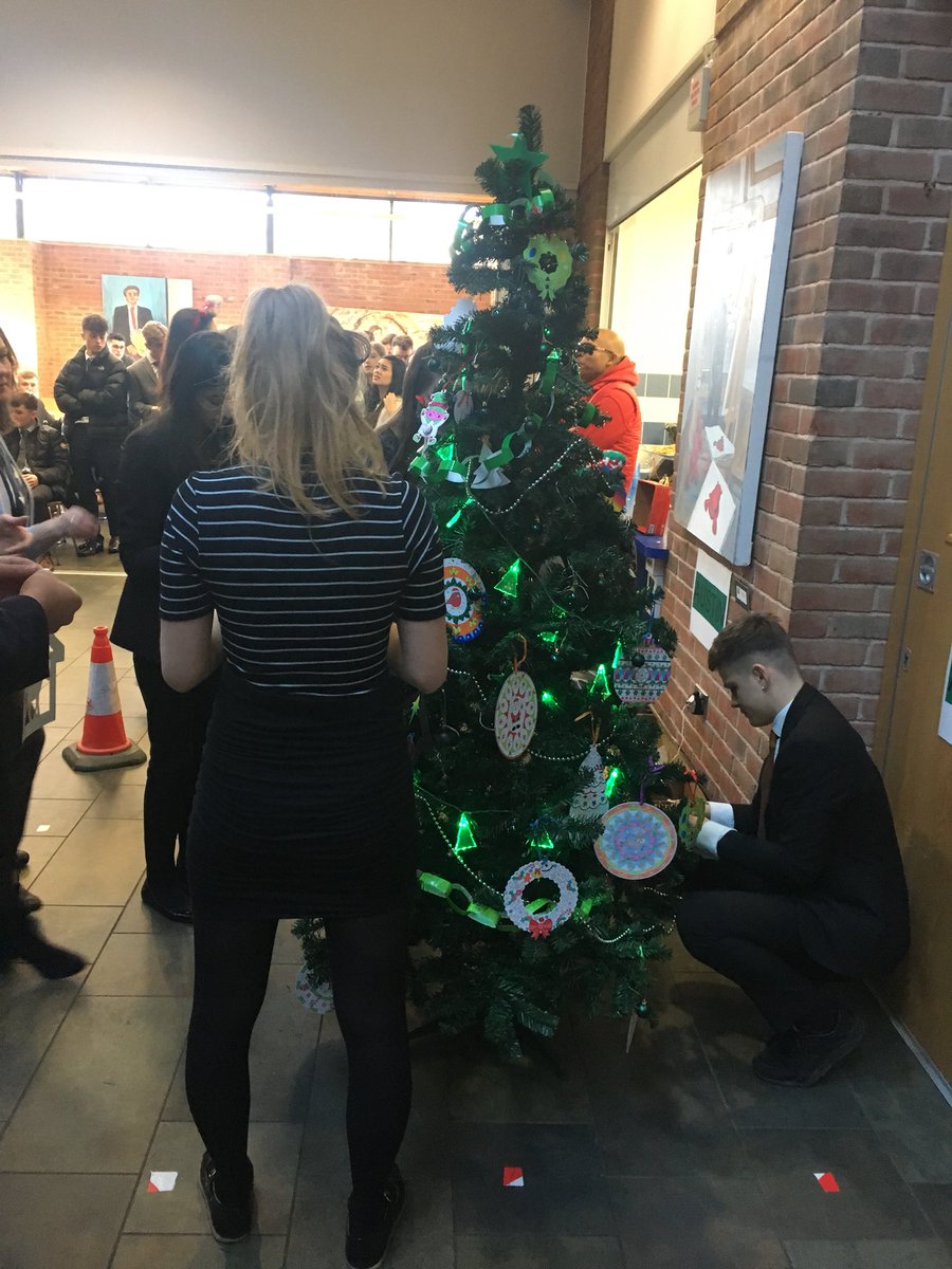 austinhousepc's tweet photo. Our wonderful Austin Sixth Form team decorating our tree! Thank you to all the Sixth Form who came along to cheer them on. We are so proud of their teamwork and festive spirit! #merrychristmaseveryone #4th https://t.co/nA4pLffXzd