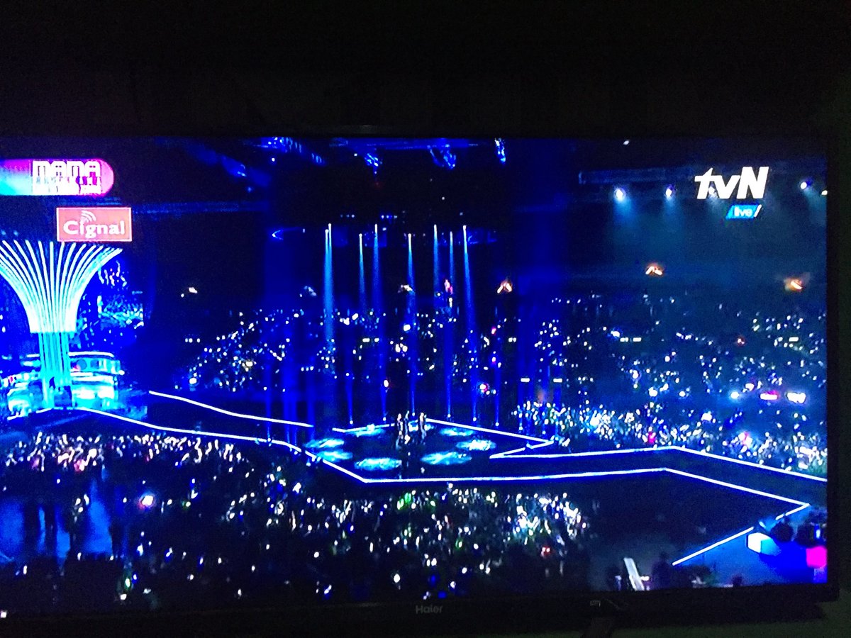 baekcon04's tweet photo. Stars shining for Chen!

#EXO #2017MAMA_EXO #2017MAMA #2017MAMAinHongKong https://t.co/rds97H8oxu