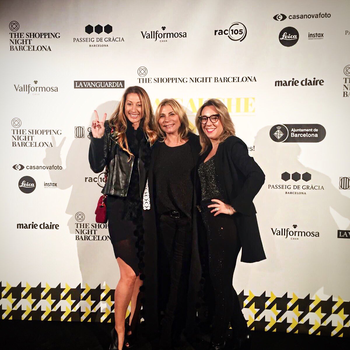 PontMonica's tweet photo. Photocall en la @tsnb_ con mi querida amiga  @oporto_pilar @BackstageBCN #fashion #night #style #beauty #marieclaire #theshoppingnightbarcelona https://t.co/dJxbO4TeId