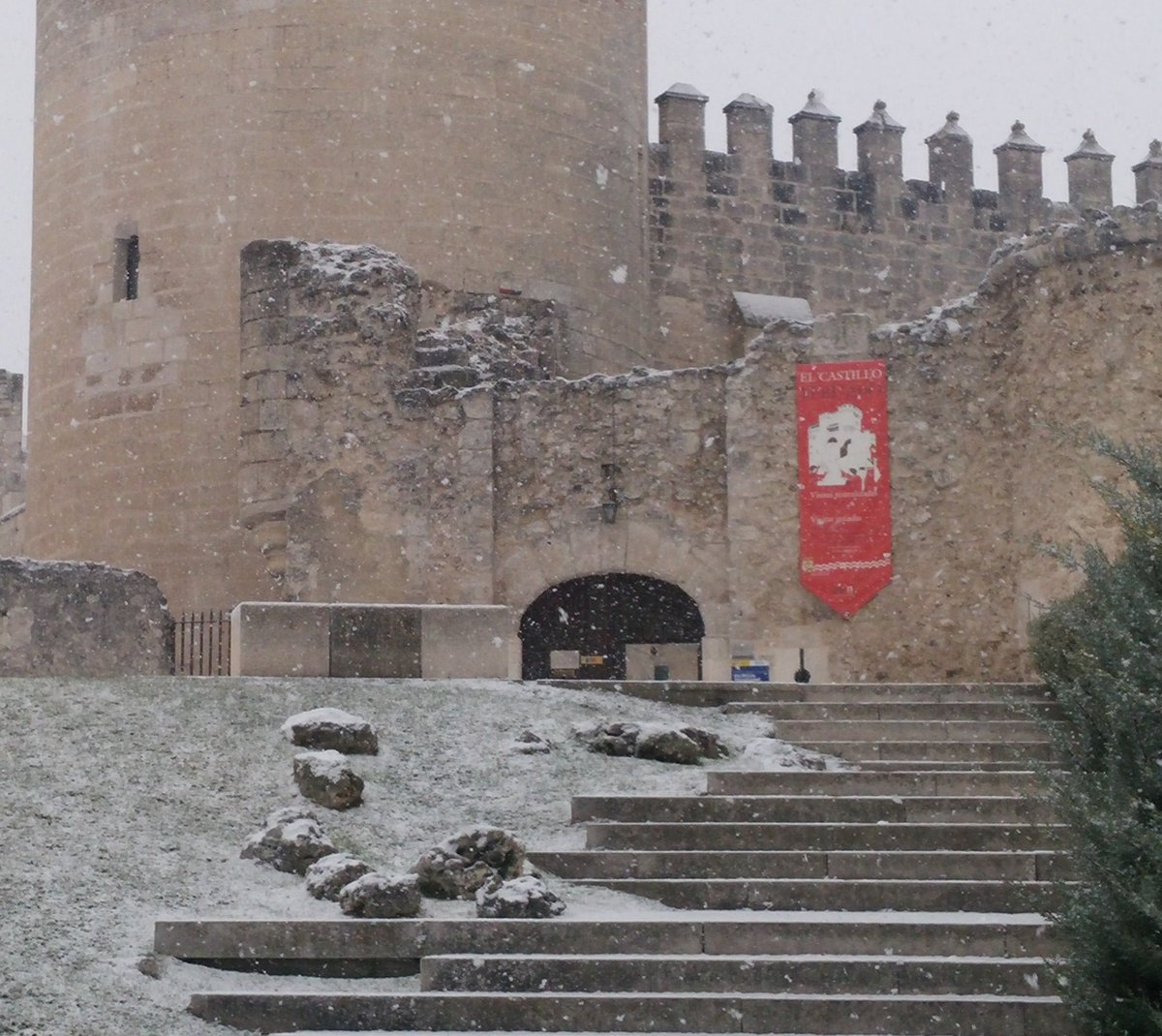 mastroiani77's tweet photo. Primera #nevada en I.E.S. Duque de Alburquerque #Cuéllar #Segovia https://t.co/ldvwKbirRV