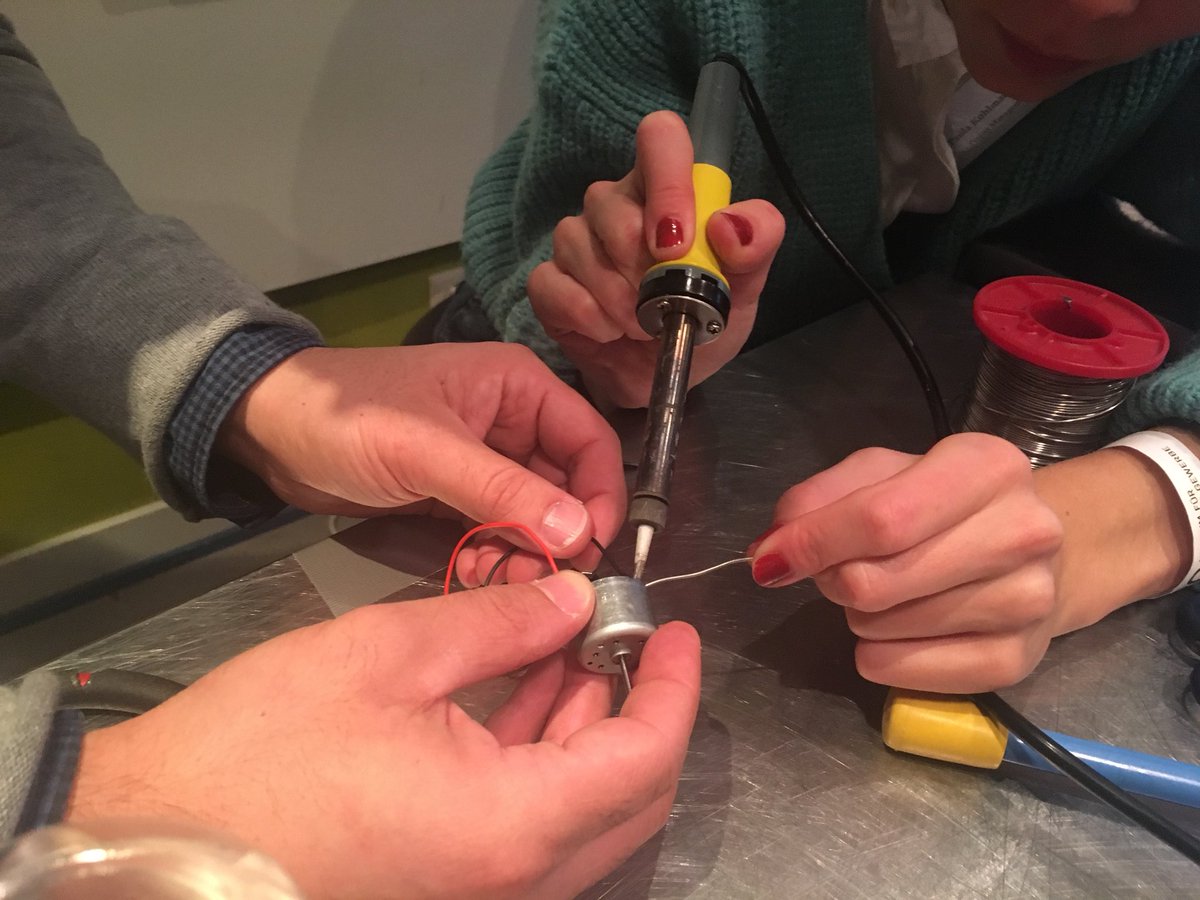 weareGIG's tweet photo. Building junk #drawbots with artists and designers!! Such a great experience and a cool example for #upcycling 🔋🛠🌈 Thanks @ifa_puregold @SamerSh @momeedees @myamy_vicy @geralbine #weareGIG #PureGold https://t.co/03EoVZYWUi