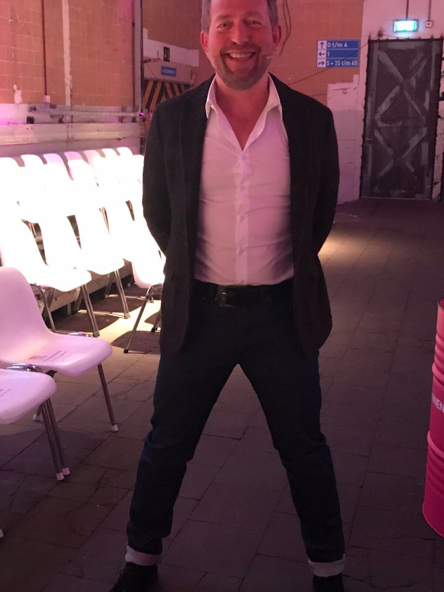 ROCvA's tweet photo. Jean School als best practise bij Katapult 2017. Dagvoorzitter Harm Edens droeg voor de gelegenheid een jeans gemaakt van duurzame stoffen uit Denim City. https://t.co/ErLWBZbdjH https://t.co/tsqKXwyHej