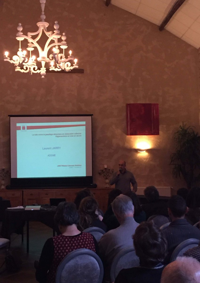 MarieJeanne_lc's tweet photo. Intervention auprès du réseau Limousin Nutrition, #linut sur le #gaspillagealimentaire #casuffitlegachis en restauration collective et notamment en EHPAD avec Laurent JARRY d'@ademe #ademenvelleaquitaine https://t.co/yDwaFkj6s5