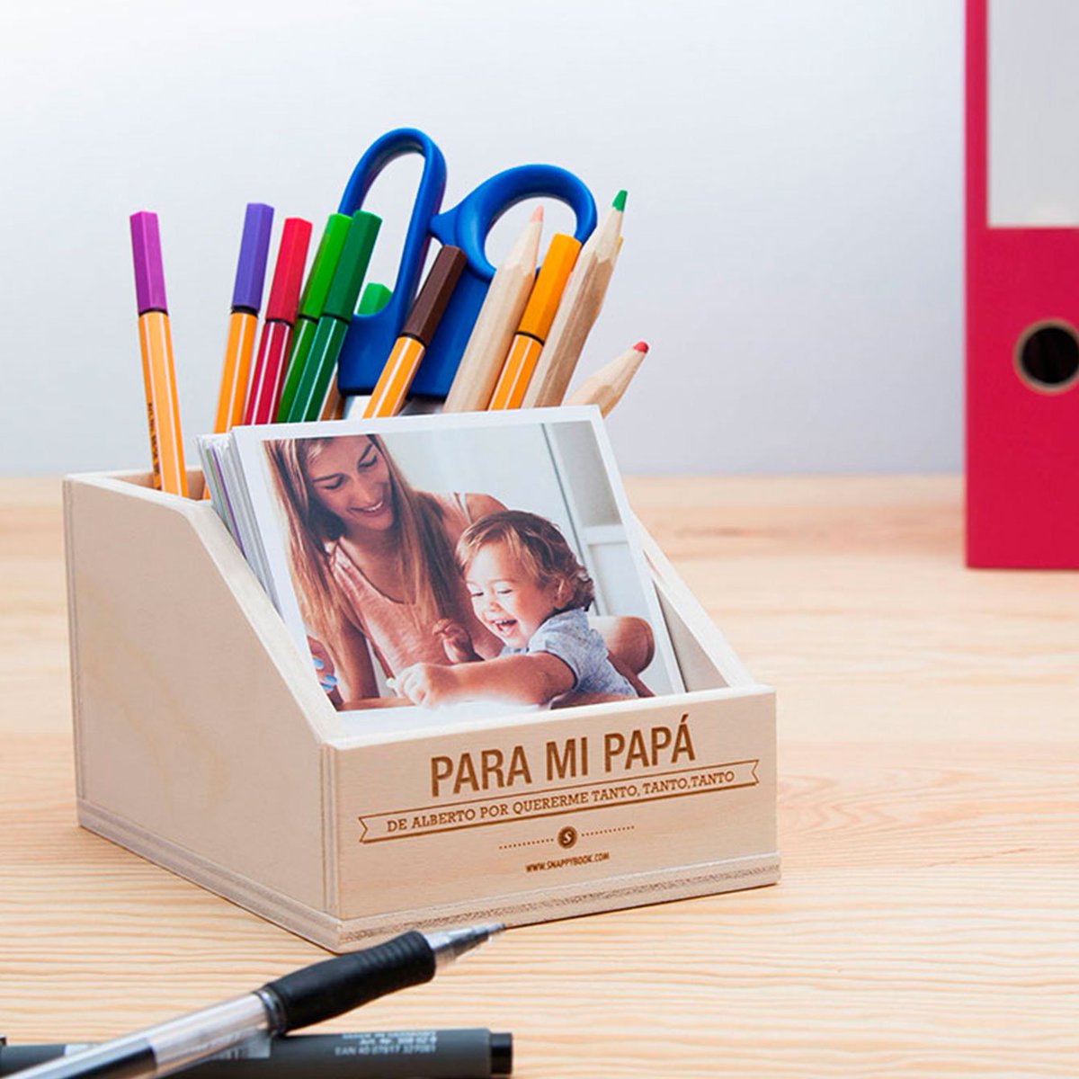 snappybook's tweet photo. ¡Guarda tus #copias en esta original Cajita de #Madera Personalizada que además sirve como #lapicero! Disponible ya en nuestra web #Snappybook: https://t.co/e3LbwsKY7Y ¡El Complemento perfecto para tus copias! #FelizViernes #BienvenidoDiciembre #Photo #Fotografía #regalosnavidad https://t.co/kuochf0Huf