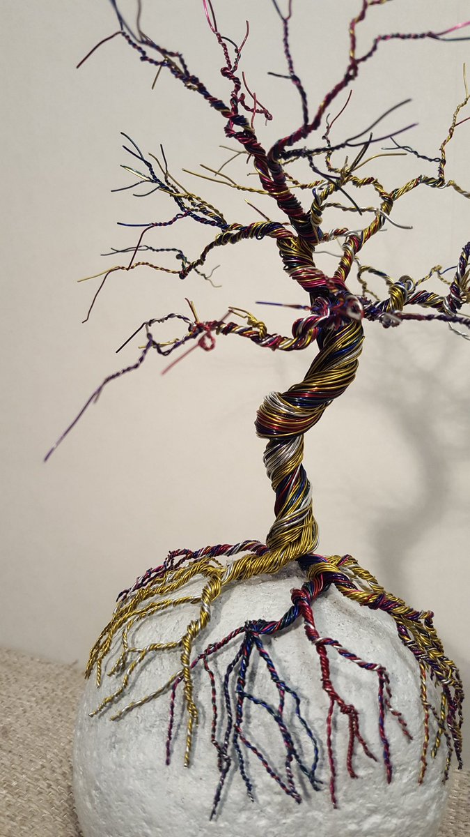 Sannitia's tweet photo. Rainbow tree 😊🌈 
#wireart #Art #artist #wire #wiretree #tree #metalwork #luffarslöjd https://t.co/q78pheSDl6