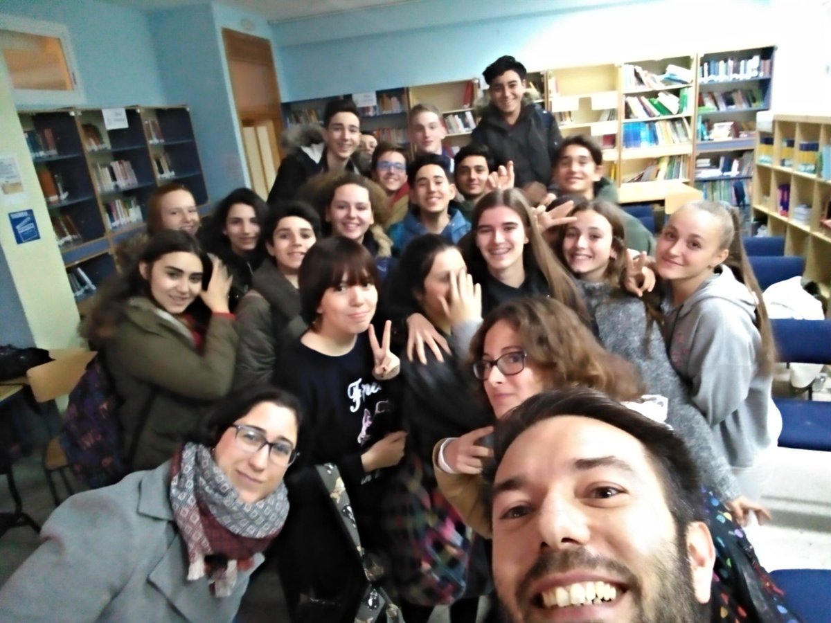 AoniaSTEaM's tweet photo. Hoy hemos estado en @lauretum2005 hablando de seguridad en la red y hábitos responsables. ¡Alumnos y alumnas super implicados y profes ejemplares! #competenciadigital #AoniaEnredan_2 #netiqueta #identidaddigital #huelladigital @EducaAnd https://t.co/Ju1jewqlZq