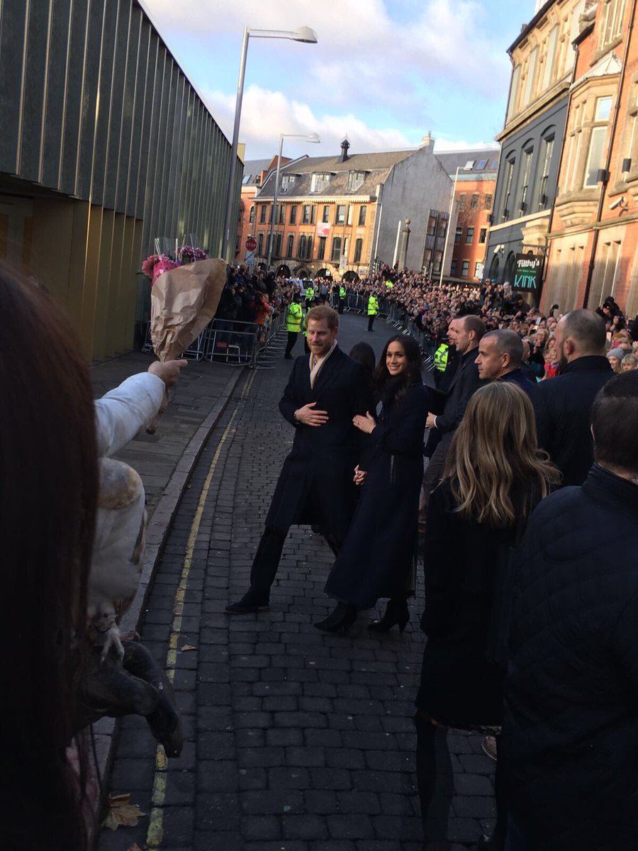 Prince Harry and Meghan greeting people outside <a href="/Nottm_Contemp/">Nottingham Contemporary</a>  #Nottingham #RoyalVisit <a href="/KensingtonRoyal/">The Prince and Princess of Wales</a> 👑