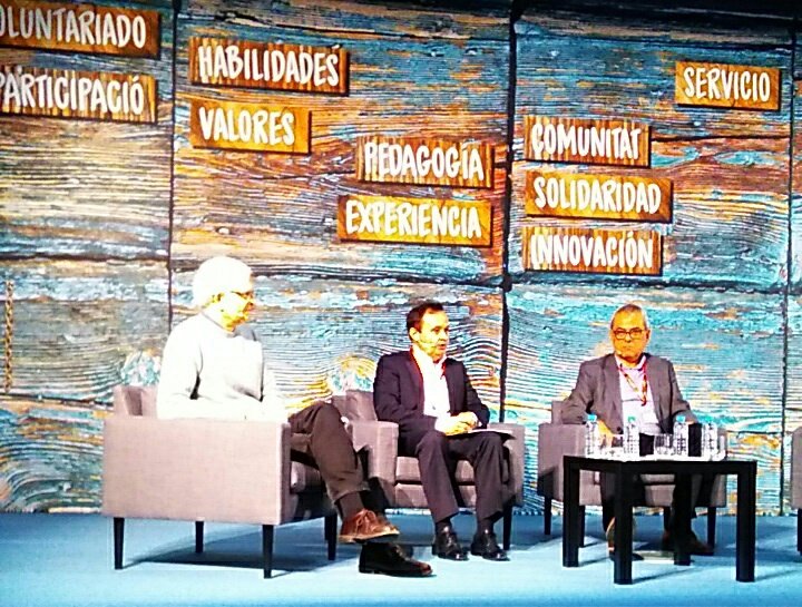 Ayto_Coslada's tweet photo. @Angviveros : "Estoy muy orgulloso de que en #Coslada en la actualidad una treintena de proyectos de aprendizaje y servicio". #Aps2017 https://t.co/STZmSHQsFr