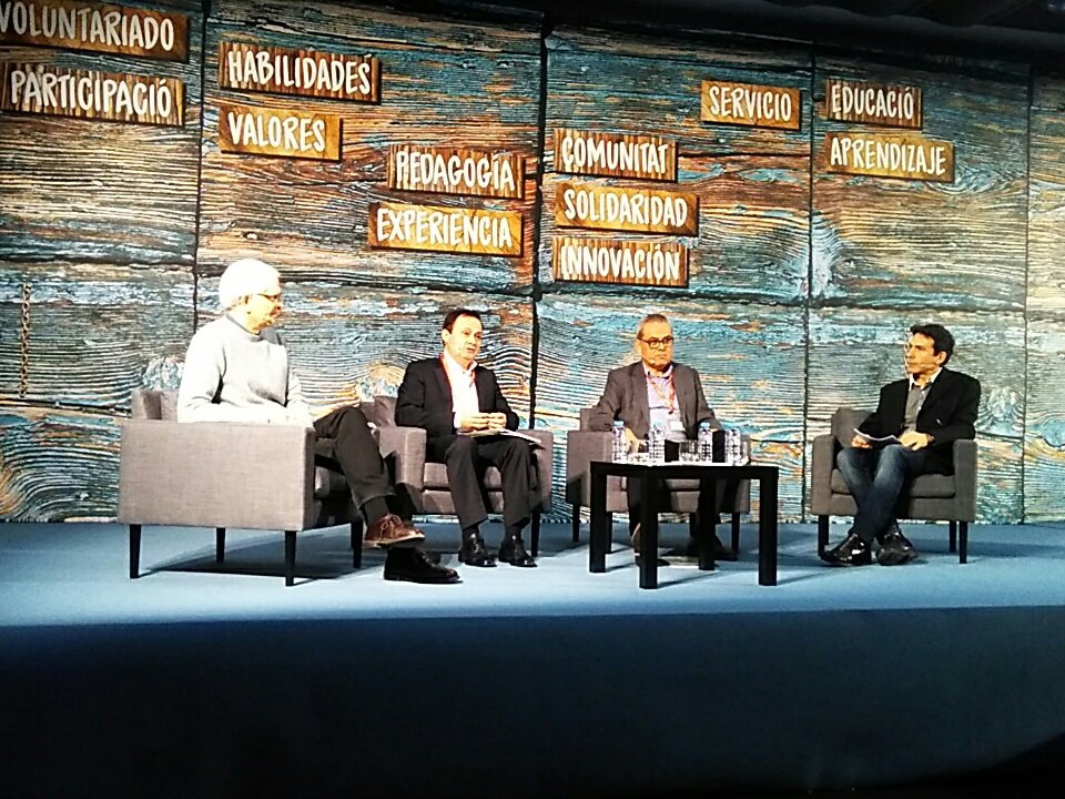 Ayto_Coslada's tweet photo. @Angviveros : "Estoy muy orgulloso de que en #Coslada en la actualidad una treintena de proyectos de aprendizaje y servicio". #Aps2017 https://t.co/STZmSHQsFr