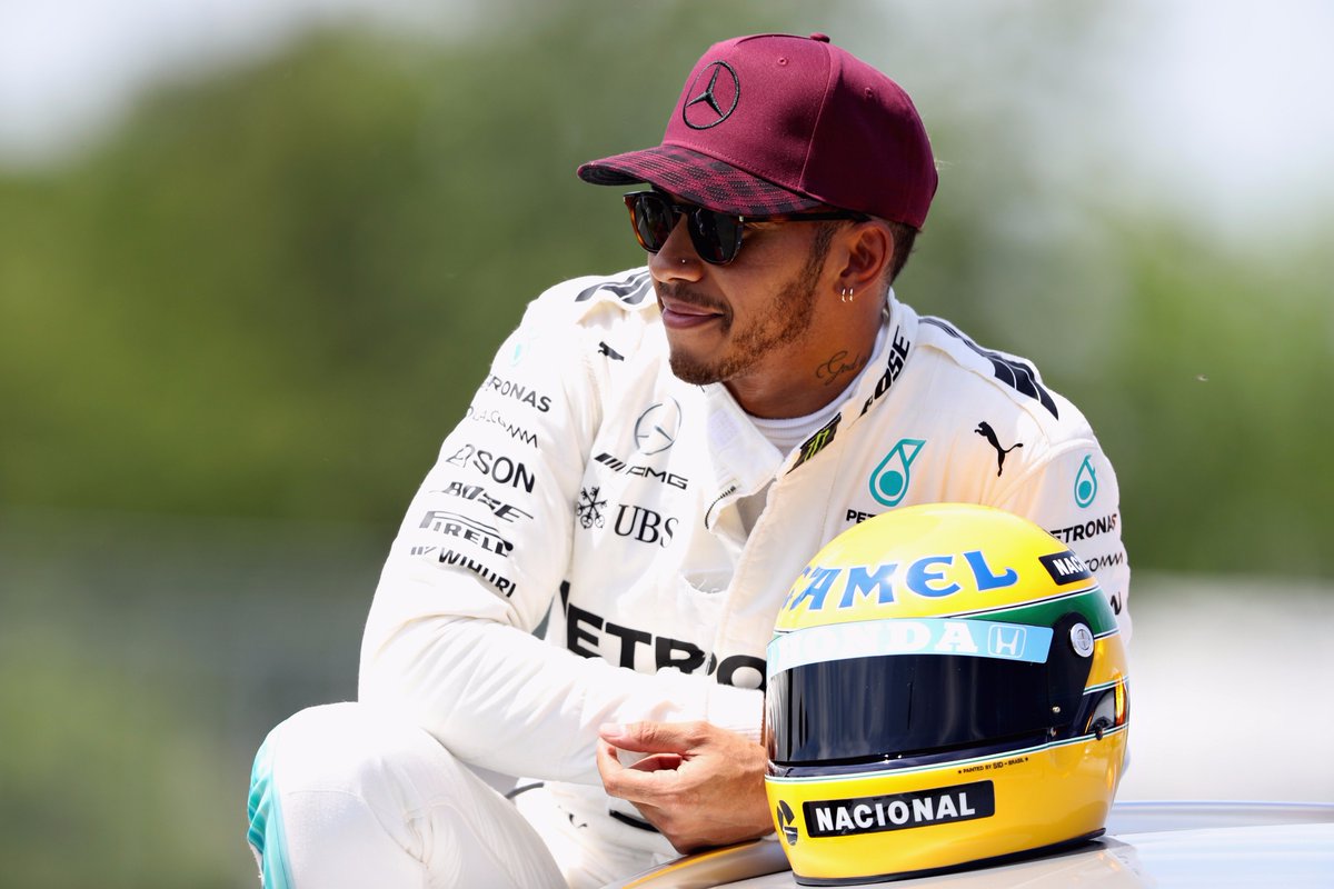Julien_F1's tweet photo. In Canada this year, @LewisHamilton matched Ayrton Senna's tally of 65 pole positions. He got a very special gift from the Senna family: A helmet Senna wore in 1987 at Lotus https://t.co/BXCtYmytxl