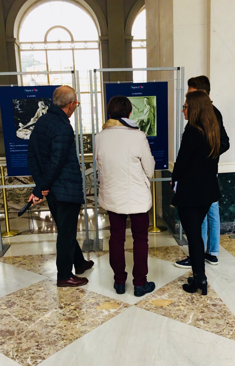 Lost_in_PalReal's tweet photo. I ragazzi del Liceo Classico Garibaldi guidano i visitatori in occasione della mostra “A regola d’arte. La #Costituzione al #Museo “
Qui a @PalazzoRealeNap l’alternanza scuola-lavoro è un momento di crescita collettiva
#1Dec2017 #alternanzascuolavoro https://t.co/FqShTdJNuP