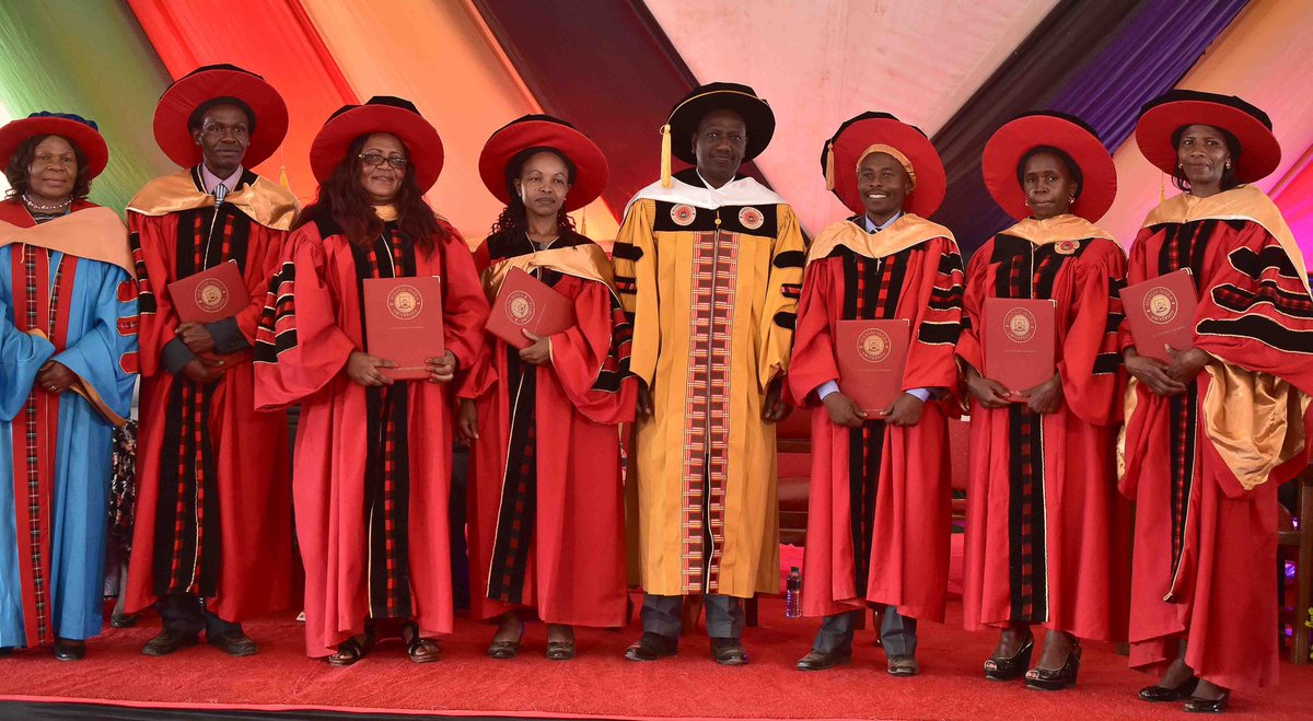 WilliamsRuto's tweet photo. During the Maasai Mara University graduation ceremony, Narok County. https://t.co/RB1JOZZ8qa