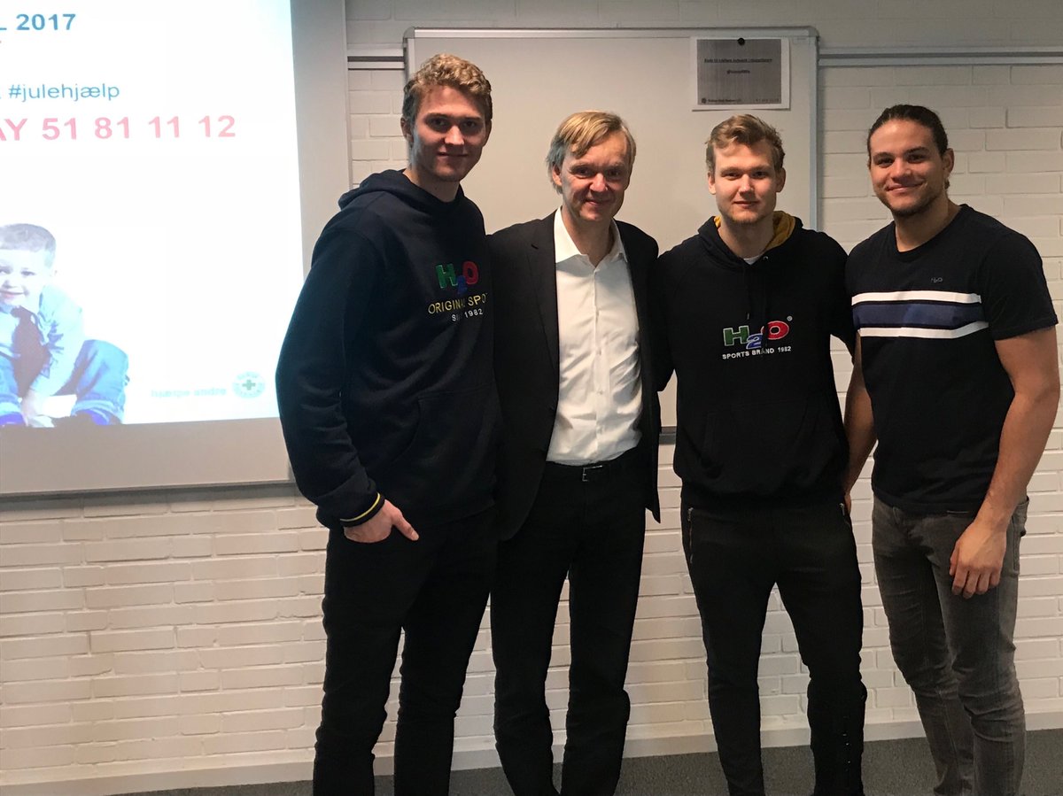 Så er vi ved at være klar til #julehjælp indsamlingen til fattige danske børn. De har brug for dit bidrag. KIFs stærke drenge med <a href="/MagnusLandin1/">Magnus Landin</a> Følg med på <a href="/EkstraBladet/">Ekstra Bladet</a>