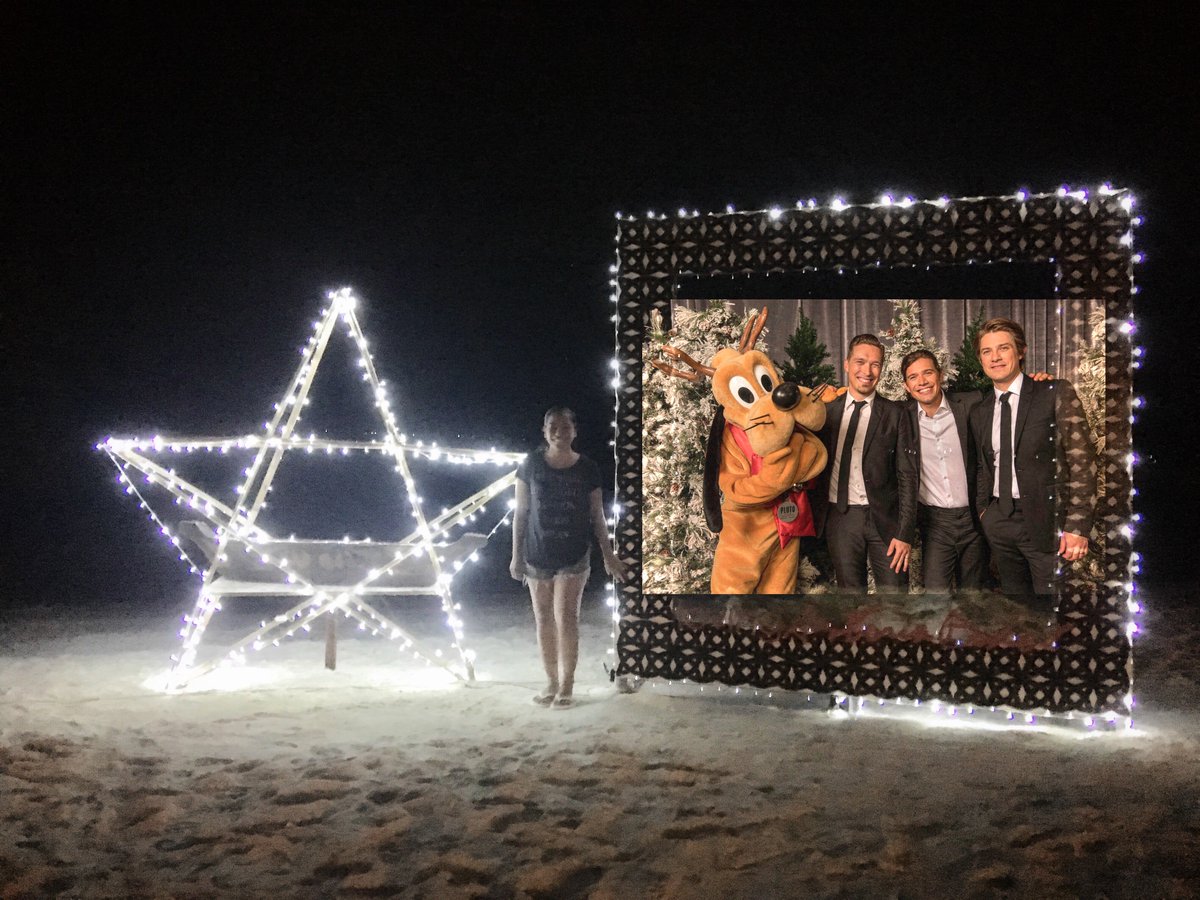 LilyHitz's tweet photo. Im always in love with their music @hansonmusic @isaachanson @zachanson #TaylorHanson #FinallyItsChristmas #Philippines #Vacation ❤️😍 since #97andcounting https://t.co/JVqnCA9ybh