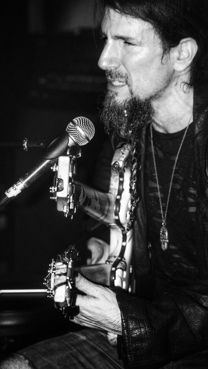 UYOENT's tweet photo. Mr. Bumblefoot "Sons Of Apollo" at @hiendguitar at @PlazaSemanggi November 30, 2017

#bumblefoot #hiendguitar #jakarta #indonesia #plazasemanggi https://t.co/3c2MOjDupv