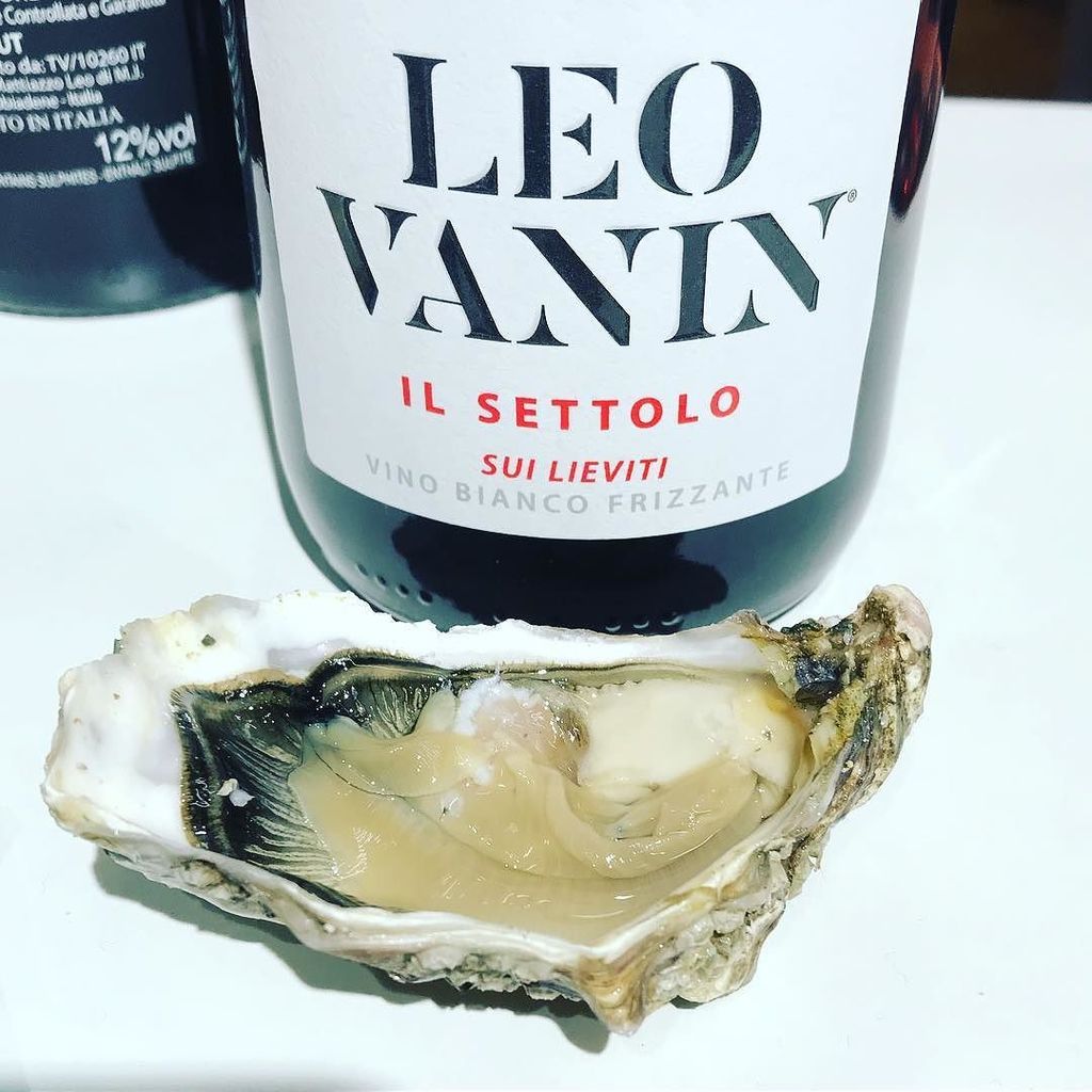 ilsettolo's tweet photo. Are you asking for best #pairing? #foodpairing #winepairing #oysters #LeoVanin #IlSettolo #SuiLieviti #paris #grandtasting #grandtasting2017 #bettanedesseauve https://t.co/IIvWXF4H77 https://t.co/8VZmfGiZ0f