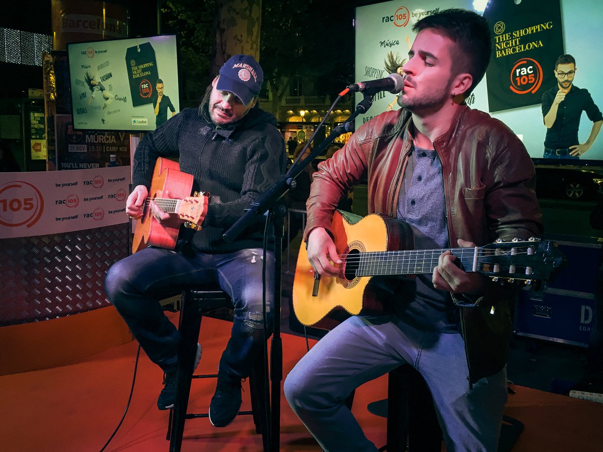 DavidJBusquets's tweet photo. Ahir vaig estar al #TheShoppingNightBarcelona @tsnb_  vam passar a veure els amics de @rac105 @canalias @gestadella i vam tocar  #ElQueEtVullDir amb #DavidPalau Una nit
Genial, 105 gràcies! #ShoppingRAC105 @rgbcat @MMartinProducer https://t.co/kXFsD49mo3