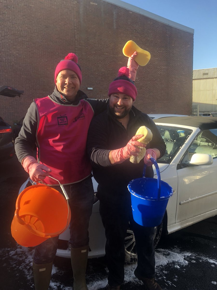 ClareDa26833536's tweet photo. I do like a man in marigolds! Lovely to see the team in Worcester washing cars to raise funds for #passiton campaign to help the homeless. 💓 https://t.co/k3seyhj36i