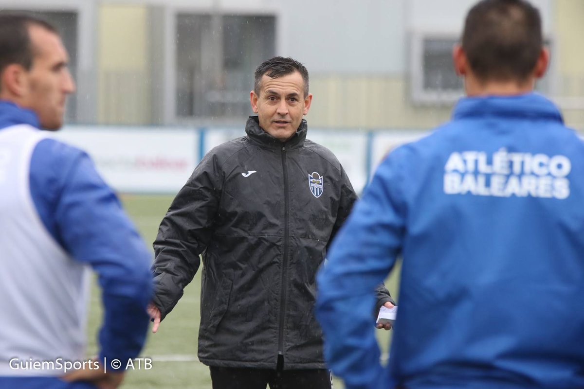 atleticbalears's tweet photo. Finalitza el tercer entrenament del nou tècnic, Horacio Melgarejo. Declaracions en roda de premsa: "Anam a per la victòria des del minut 1 a Alcoi"📷🎙️👉https://t.co/hsJcugyPWf https://t.co/I0F8wrKDxu