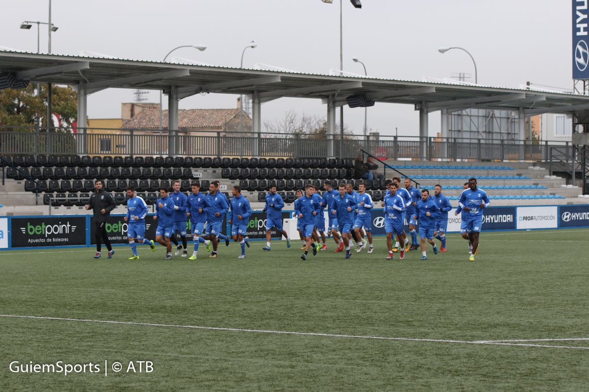 atleticbalears's tweet photo. Finalitza el tercer entrenament del nou tècnic, Horacio Melgarejo. Declaracions en roda de premsa: "Anam a per la victòria des del minut 1 a Alcoi"📷🎙️👉https://t.co/hsJcugyPWf https://t.co/I0F8wrKDxu