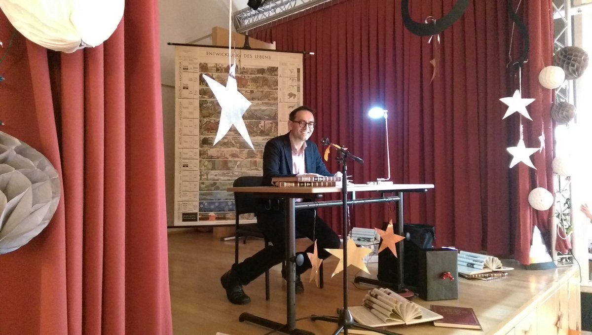 BA_Mitte_Berlin's tweet photo. BzBm @DasselVon beim Vorlesen in der #MiriamMakebaSchule, welches heute im Rahmen der Aktion #Moabitliest stattfand. Nach dem Vorlesen beantwortete BzBm noch viele Fragen der 4-Klässler. https://t.co/Zggff9HSTr