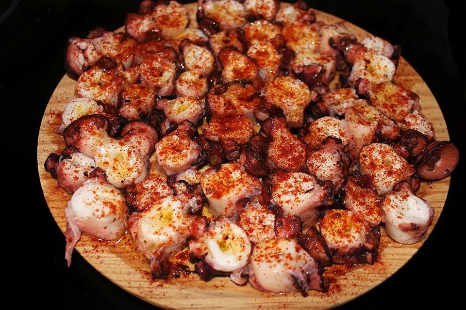 do_artesanato's tweet photo. En #CasaPerfeutoMaria ofrecemos servicios de desayuno, almuerzo y cena. Nuestros menús están siempre baseados en la cocina tradicional gallega, utilizando materias primas de temporada y de proximidad.
Reserva junto a tu alojamiento con nosotros 🍽😋 https://t.co/Z7ZJLvTv2W