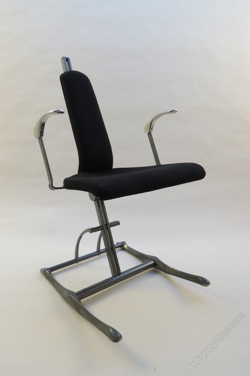 antiques_atlas's tweet photo. 🎄Meridio Office Chair by Michael Dye for Hille 1990 https://t.co/PJU5JYVLbs #Antiques via Decorative Modern🎄Listed on Antiques Atlas @antiques_atlas @DecorativeM https://t.co/CwZGvWy4yk