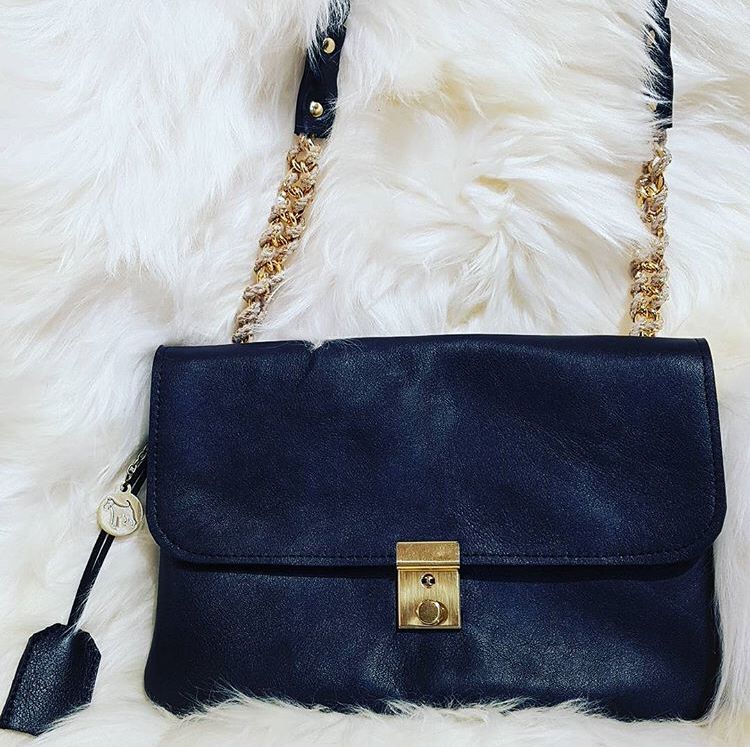 Unique, élégante et chic... la pochette noir de <a href="/ValentineAndCo1/">Valentine And Co</a> ! 
#docksvillage #madeinFrance #marseillev