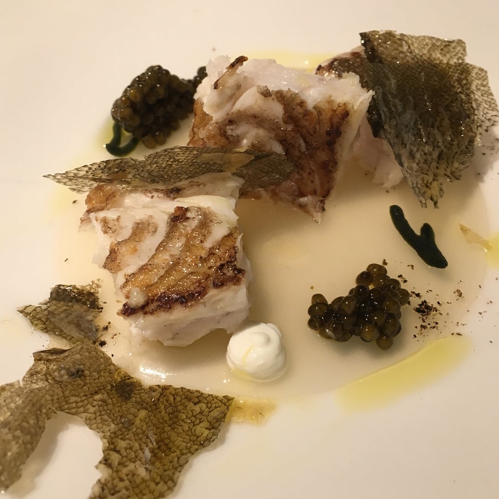 ¿Sabías que el lenguado migra su ojo izquierdo hacia el derecho y nada apoyando el costado sobre la arena? En esta foto no se ve, pero os digo que es así.

📷 | Lenguado asado, consomé de espinas, pieles cristal, bataks, caviar y aceite de oliva

#ABaC #tresestrellasmichelin