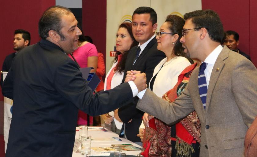 SChoferesLoja's tweet photo. ¡Agradecimiento! 

Nuestro agradecimiento, en especial del Secretario @ivanludena al Dr. @JuanPabloPozoB  y Dra. @JohanaSarmientV por la capacitación constante del @CNELoja a los estudiantes de la Escoprol y @escvicenteaguir 

Deseamos éxitos en sus nuevas funciones👏👏👏 https://t.co/Lck9SSFARj