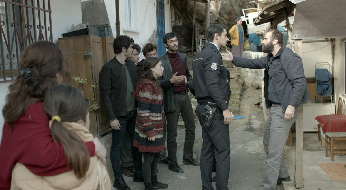 _bizimhikaye_'s tweet photo. Elibollar sokakta kaldı... 😔 #BizimHikaye'nin dün akşamki bölümünden en özel anlar burada. https://t.co/Smjc9PEfo9 https://t.co/VkOI4Lt2HP 
#BurakDeniz #HazalKaya #barfi #Twitter #Likey7thwin #likeforfolow #Like #fallow https://t.co/eFf4lQQ3cw