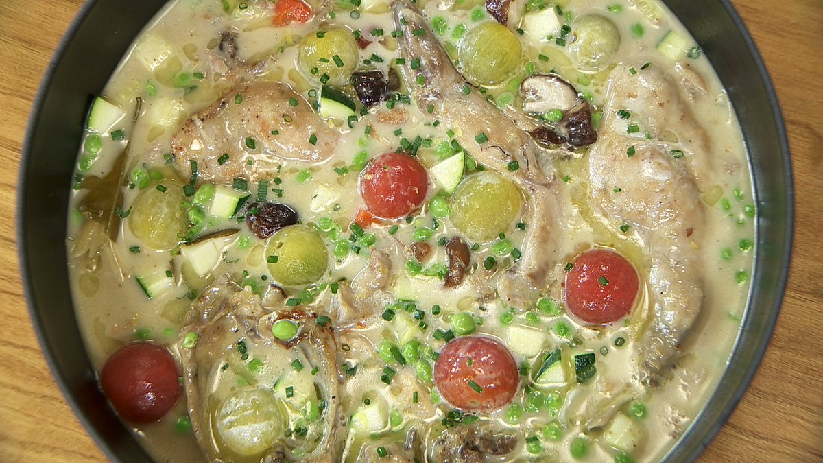 CocinaRTVE's tweet photo. Si tras del arroz a la riojana os queda apetito
@HermanosTorres preparan una distinguida blanqueta de conejo
Con sus cherrys blancos y verdes
Con sus nabos
Con sus guisantes frescos
¿No se os hace la boca agua?
¿No? ¿De verdad?
...quizá deberíais ir al mecánico😉
#TorresCocina https://t.co/iXzBSvHlwn