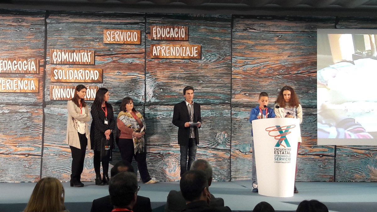 CpXove's tweet photo. Jessica y José Adrián alumnos de sexto del CP Xove explicando nuestro proyecto ganador en los #Aps2017 https://t.co/bMAbxyE4iU