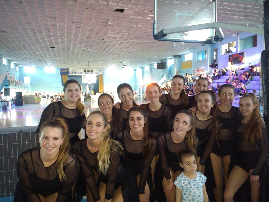 SarmientoComuna's tweet photo. DANZAS
Las chicas del ballet de Danzas del CCC participaron el pasado Domingo en el Club Atlético de Rafaela.
Parte del grupo fue trasladado con el transporte Comunal.
Comuna de SARMIENTO | cerca tuyo https://t.co/HPhqb9hSA2
