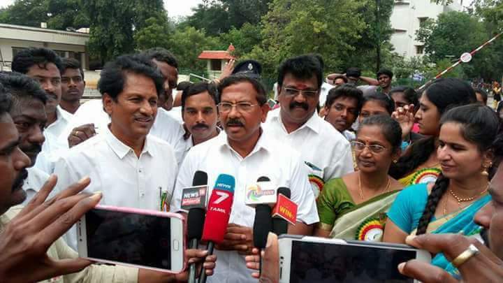 DrDavidRajan1's tweet photo. #Bluesyndicate #bicyclerally Today @ Hindu college
#நமது ஆவடி தொகுதியின் சட்டமன்ற உறுப்பினரும், மாண்புமிகு தமிழக தொல்லியல் மற்றும் தமிழ் வளர்ச்சி துறை அமைச்சர் #திரு_மாஃபா_க_பாண்டியராஜன் அவர்கள்! கலந்து கொண்டு சிறப்புறையாற்றி சைக்கிள் பேரணியை துவக்கிவைத்தார். https://t.co/XBJxZsHn5F