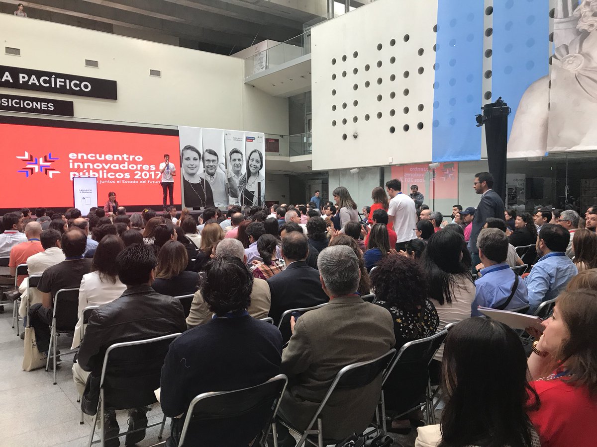 Autoridades y funcionario/as estamos reunidos potenciando un Estado más innovador y al servicio de las personas. <a href="/labgobcl/">Laboratorio de Gobierno</a> #innovadorespublicos