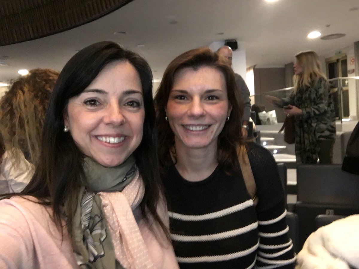 lara_pijuan's tweet photo. Encantada de conocer por fin en persona a @susanahprieto en #UpdateMM2017 😁 Ahí va nuestro #mottirl ☺️ https://t.co/hjP5jmcfq5