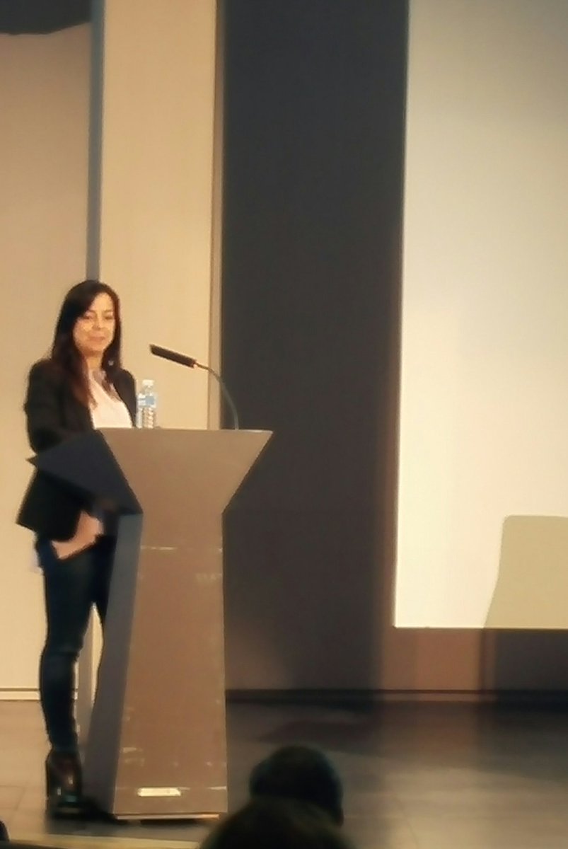 Histopatolomon's tweet photo. @lara_pijuan talking about #alk and #ros1 in lung cancer. #UpdateMM2017 @SEAP_IAP #lungcancer #pathology #pulmpath https://t.co/DsKHWNwouS
