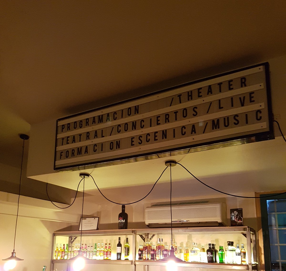 Nuevo cobijo en #Madrid para los amantes de las #artesescénicas: @intemperieteatr. Una sala de #TeatroOff en #Malasaña lanzada con cabeza y cariño. ¡Mucha mierda! #muerteporteatro