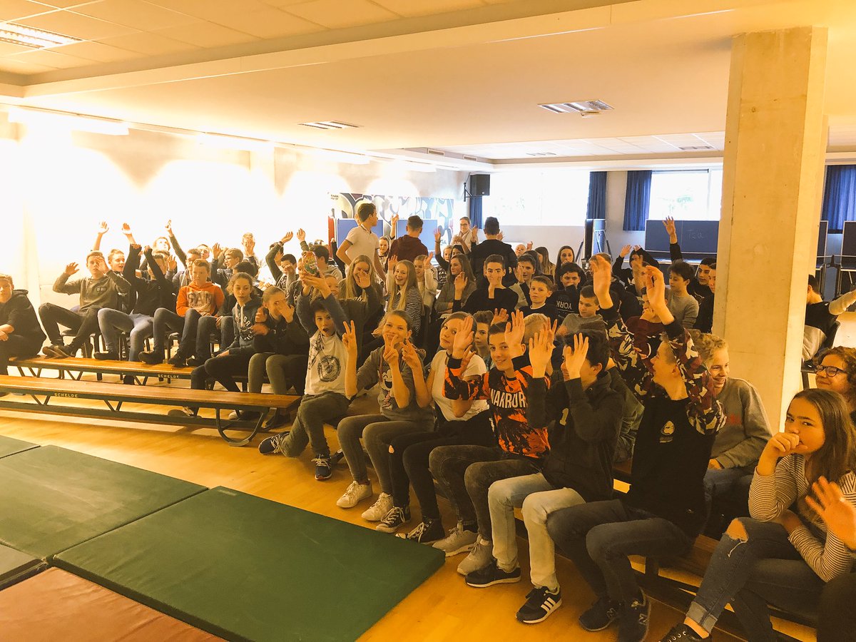 MarkvandeMortel's tweet photo. Wij vieren Sinterklaas met 2 VMBO-T   @UrsulaHorn 👍🏻🚀 #filmmiddag #vmbodoetertoe https://t.co/pzAAQX6CLk