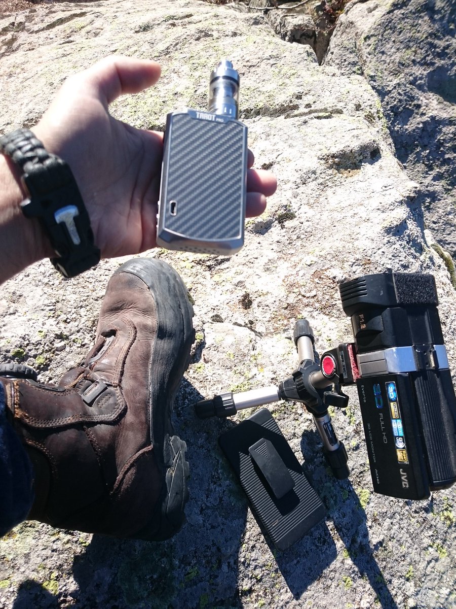 SolInfraElyRaul's tweet photo. @Chiruca @CCIslazul @Sprinter_es En mi caso particular mis imprescindibles son mi @JVCSpain #Everio3D #video3D + mi MOD #Vaporesso (para no ensuciar ni arriesgar a incendios por mi consumo de nicotina) + mi calzado @Chiruca @FalSeguridad https://t.co/MlraLdhxKA
