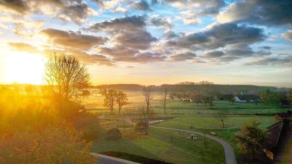 deinzeonline's tweet photo. Goeiemorgen vanop het dak van ‘t Heilig Hart, ‘t MPI lijk da we zeggen. Wat een zicht! #deinze #bachte #sunrise #2dagengeleden https://t.co/T10aXk1QMc https://t.co/5fek8hZz8E