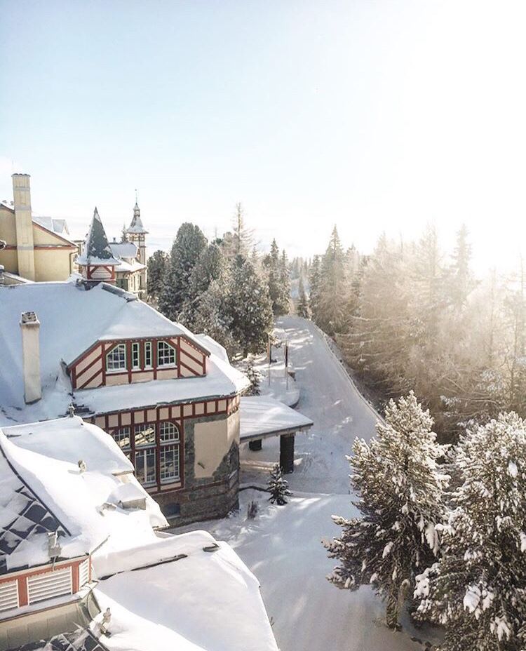 CanConciergeCan's tweet photo. Beautifully clear skies on a sunny morning in #slovakia 🏔❄️
Photo: @kempinski_hightatras #skitrip #chalet #canconcierge #yourbeststay https://t.co/mtsSJ8yCza