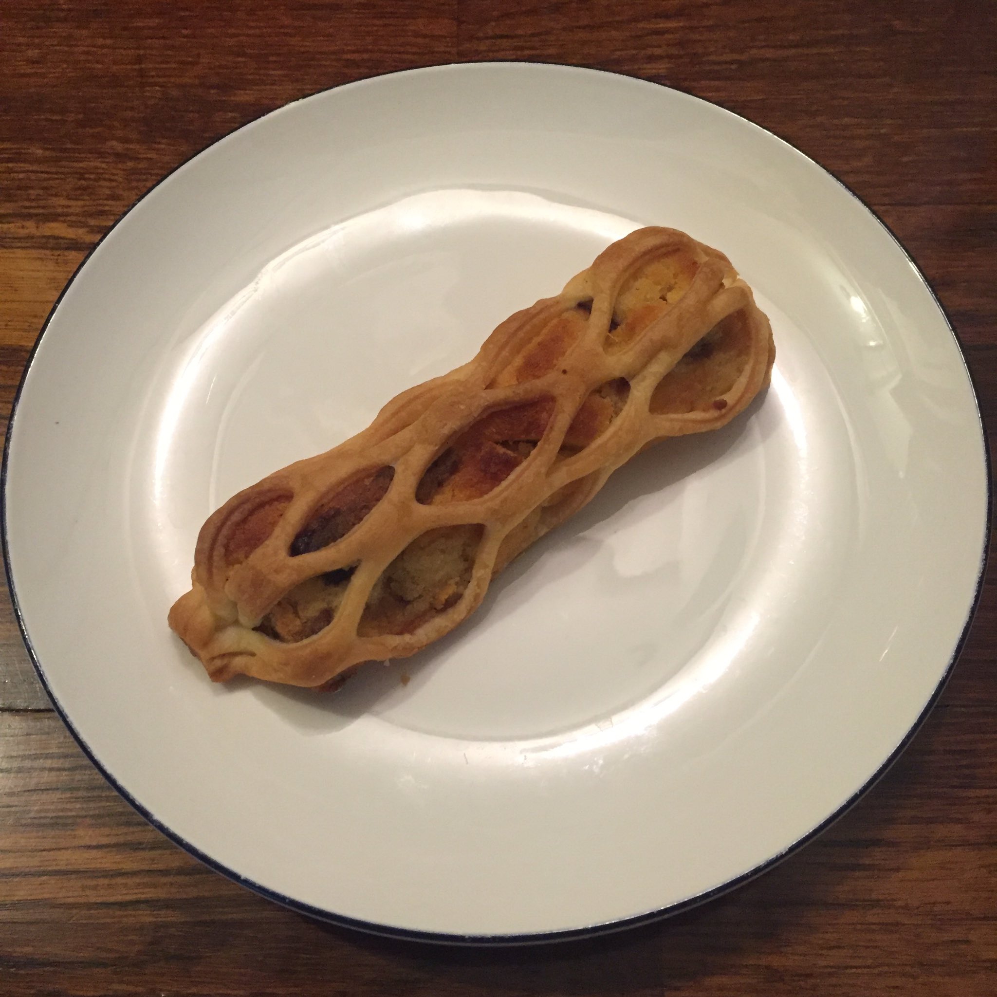 庵 自粛中 六花亭イオンモール旭川駅前店 さんで入手困難だった新発売の いつものアレ と新米大福を購入 毎日入荷されているそうですが開店から1 2時間で完売するとのこと フィナンシェのパイ包みのような美味しいお菓子です 六花亭 大福 豆