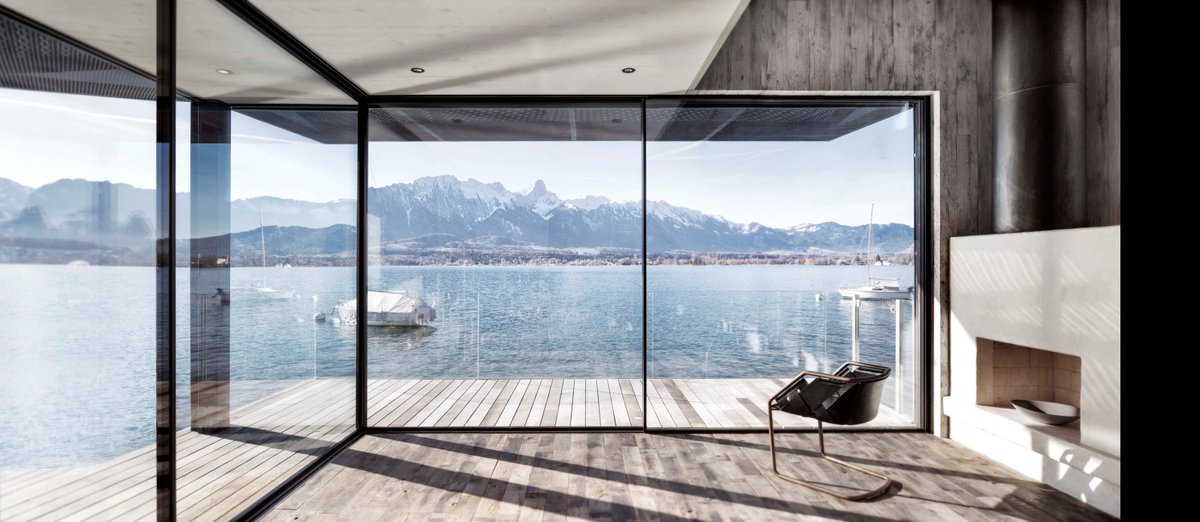 Naturverbunden Wohnen; den Innenbereich schwellenlos bis nach draussen fliessen lassen - das bedeutet Leben mit Licht, Luft und Natur.  #framelesswindows #rahmenlosefenster