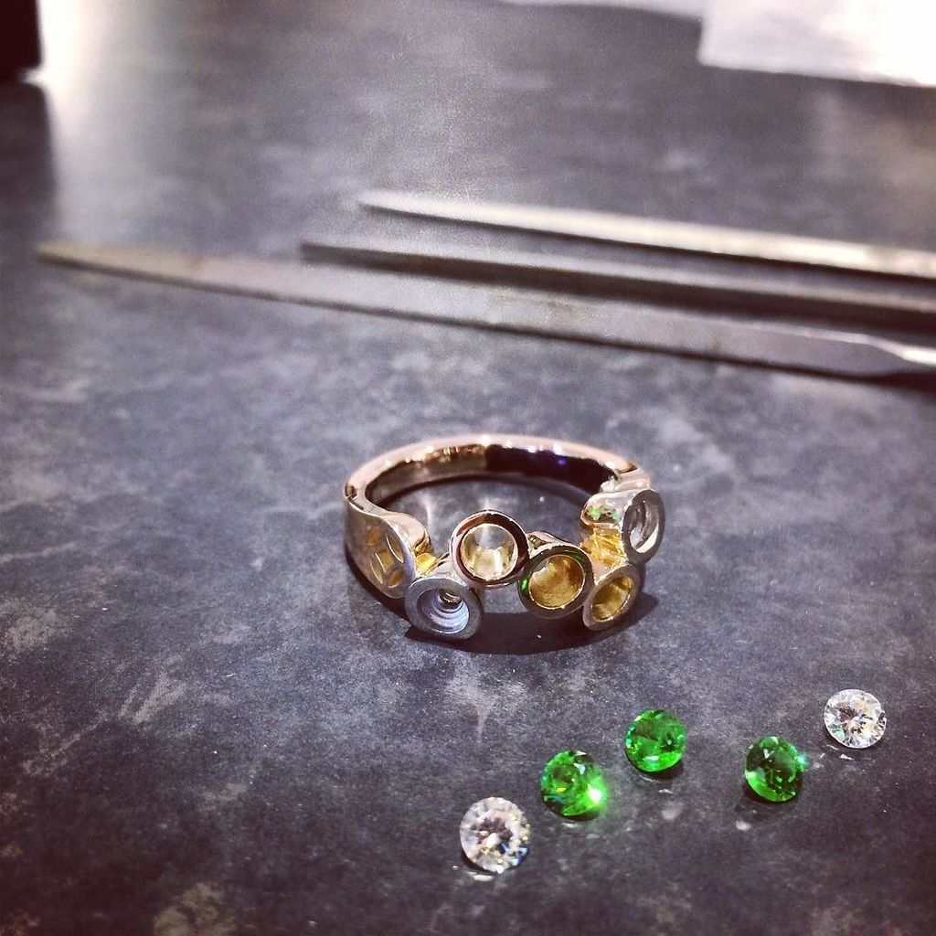 LE_JEWELLERY's tweet photo. #workinprogress ... #onmybench today a lovely #rosegold and #whitegold #bespokering freshly polished and ready to be #hallmarked then set with these beauties ... #whitediamonds and #tsavoritegarnet 💚💎 #commission #jewellerydesigner #goldsmith #instaj… https://t.co/Vx1fwsRh2I https://t.co/k8zur9s2gy