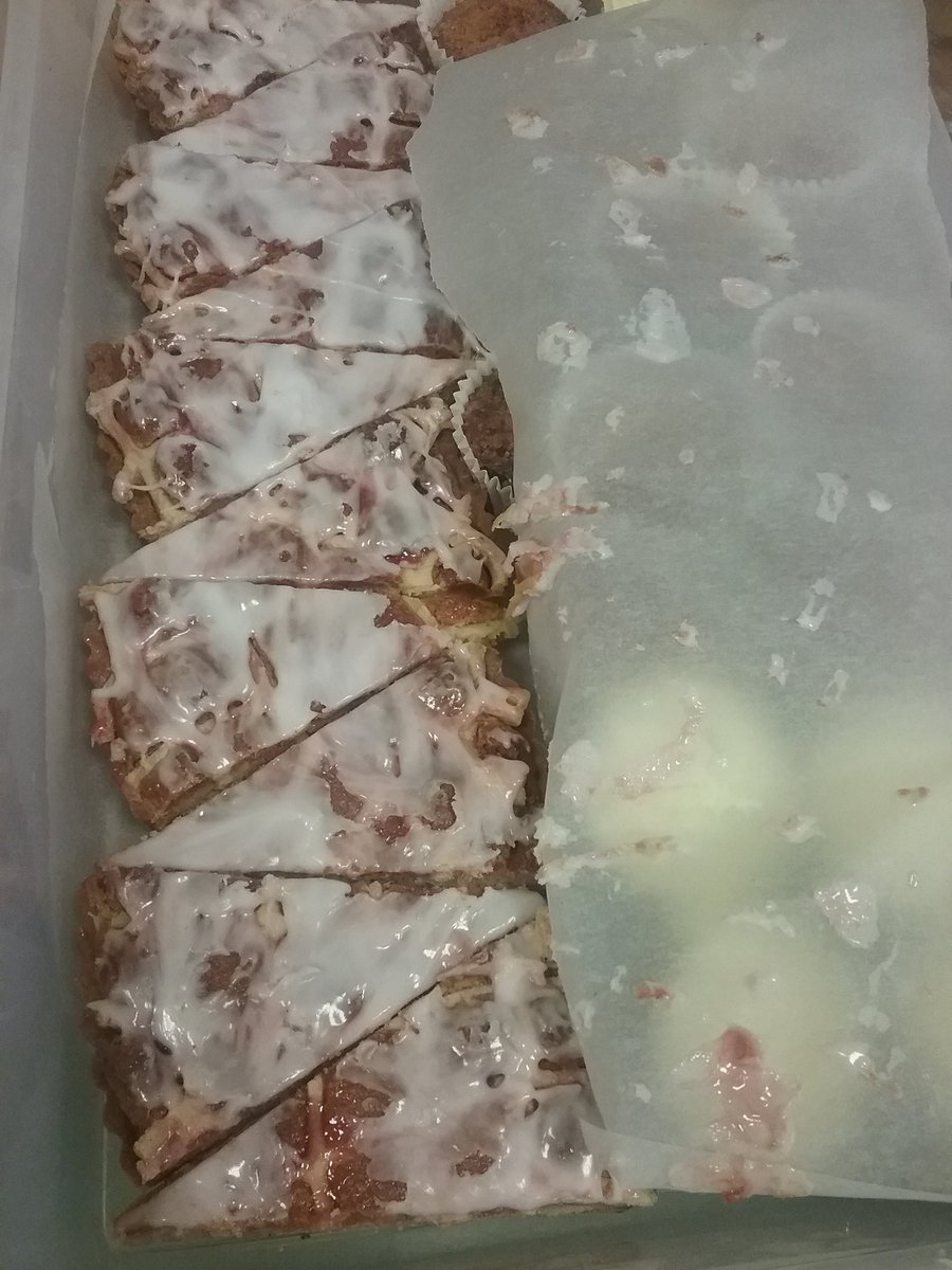 bakerbungle's tweet photo. We have lots of #fresh cakes for you today #bath @KingsmeadSqMKT all #handmade @BordeauxQuay along with some festive #Realbreads https://t.co/vfou9EOSrJ